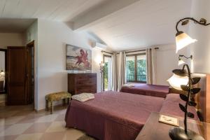 ein Schlafzimmer mit zwei Betten und einem Fenster in der Unterkunft Villa Can Llamas in Pollença + 49 Fotos