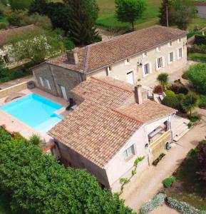 vista aerea di una casa con piscina di Domaine Des Deux Rivières a Meilhan-sur-Garonne