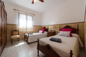 SardinaにあるOcean views "Las Garzas"のベッドルーム1室(ベッド2台、窓付)