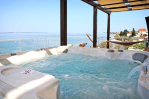 jacuzzi z widokiem na ocean w obiekcie Hotel Delfin w mieście Zadar