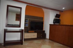 En tv och/eller ett underhållningssystem på Peru Swiss Hostel