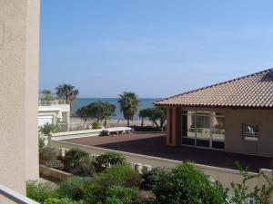 a view of the beach from a building at Appartement Cap Hermès in Fréjus