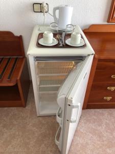 Příslušenství pro přípravu čaje a kávy v ubytování Hostal de la Caravel-la