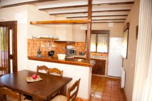 Kuchyň nebo kuchyňský kout v ubytování Casas Rurales Cortijo Bellavista