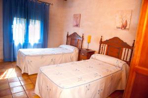 Postel nebo postele na pokoji v ubytování Casas Rurales Cortijo Bellavista
