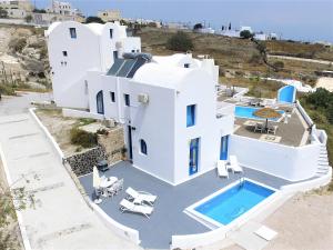 Bazén v ubytování Santorini Traditional Suites nebo v jeho okolí