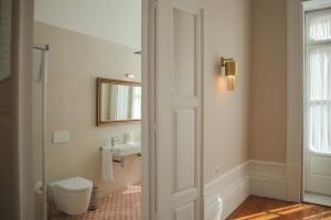 een badkamer met een toilet en een wastafel bij Original Douro Hotel in Peso da Régua