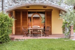 a patio with a table and chairs in front of a house at Appartamento Gregorio in Montespertoli