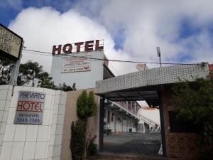 una señal de hotel en el lateral de un edificio en Previato Hotel, en Curitiba
