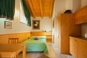 een slaapkamer met een groen bed in een kamer bij Agriturismo L'Eco in Morbegno