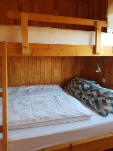 puste łóżko piętrowe w drewnianym domku w obiekcie Ekra Cottages w mieście Lagarfljótsvirkjun