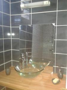 een badkamer met een wastafel en een spiegel bij Prune de Coton in Deshaies