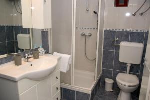 Bilik mandi di Apartment Nakić +27 gambar