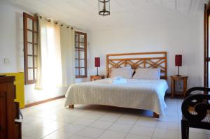ein Schlafzimmer mit einem Bett in einem Zimmer in der Unterkunft Pousada Kailani in Búzios