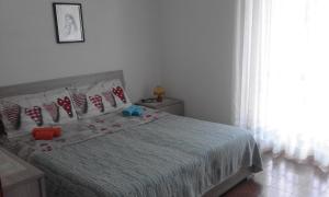 Schlafzimmer mit einem Bett und einem Fenster in der Unterkunft Casa Andreoli in Teglio
