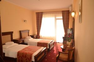 Postel nebo postele na pokoji v ubytování Richmond Hotel