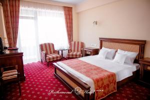 Postel nebo postele na pokoji v ubytování Richmond Hotel