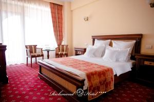 Postel nebo postele na pokoji v ubytování Richmond Hotel