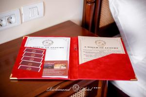 Certifikát, hodnocení, plakát nebo jiný dokument vystavený v ubytování Richmond Hotel