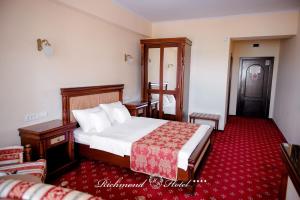 Postel nebo postele na pokoji v ubytování Richmond Hotel