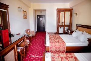 Postel nebo postele na pokoji v ubytování Richmond Hotel