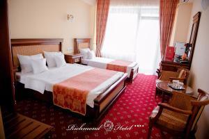 Postel nebo postele na pokoji v ubytování Richmond Hotel