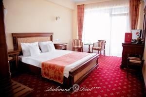 Postel nebo postele na pokoji v ubytování Richmond Hotel