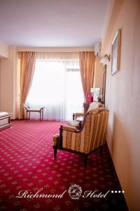 Postel nebo postele na pokoji v ubytování Richmond Hotel