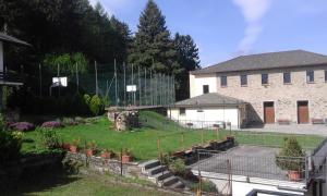 un edificio con una valla y un patio con plantas en Casa Andreoli, en Teglio