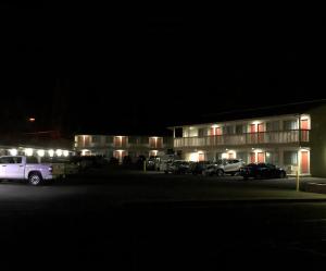 弗拉格斯塔夫的住宿－山景汽車旅館，一座有汽车在晚上停在停车场的建筑