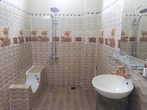 a bathroom with a shower and a sink and a toilet at An Binh Homestay in Phong Nha +26 photos