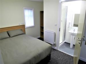 A bed or beds in a room at Road King - Hollies Truckstop Caf&eacute; 