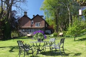 einen Tisch und Stühle vor einem Haus in der Unterkunft Coombe Lodge Farm House in Bristol