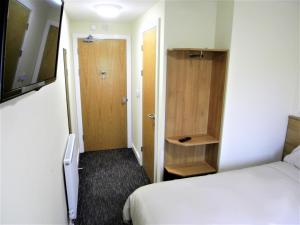 A bed or beds in a room at Road King - Hollies Truckstop Caf&eacute; 