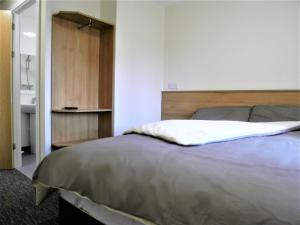 A bed or beds in a room at Road King - Hollies Truckstop Caf&eacute; 