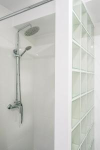 バコヴェルにあるApartment Bukovel for 6 adults Апартаменти Буковель для 6 дорослихのバスルーム(シャワー、シャワーヘッド付)が備わります。