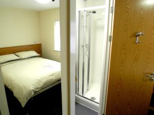 A bed or beds in a room at Road King - Hollies Truckstop Caf&eacute; 