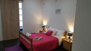 ein kleines Schlafzimmer mit einem Bett mit einer roten Decke in der Unterkunft Room Tereza in Zadar