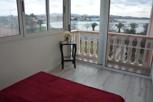 Ein Balkon oder eine Terrasse in der Unterkunft Sea View Apartments Pericic