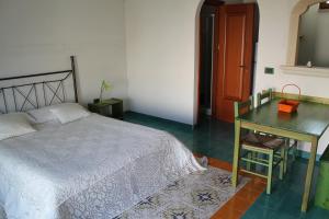 マルターノにあるIl Nido Salentinoのベッドルーム1室(ベッド1台、デスク、テーブル付)