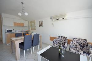 Kuchyň nebo kuchyňský kout v ubytování Apartmani Ana
