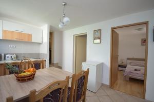 Kuchyň nebo kuchyňský kout v ubytování Apartmani Ana