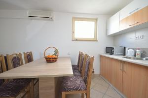 Kuchyň nebo kuchyňský kout v ubytování Apartmani Ana