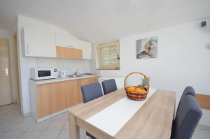 Kuchyň nebo kuchyňský kout v ubytování Apartmani Ana