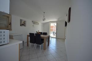 Kuchyň nebo kuchyňský kout v ubytování Apartmani Ana