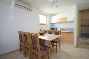 Kuchyň nebo kuchyňský kout v ubytování Apartmani Ana