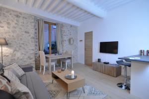 アンティーブにあるSuperb one-bedroom apartment - StayInAntibes- Picasso 1のリビングルーム(ソファ、テーブル付)