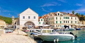 un grupo de barcos atracados en un puerto con edificios en Apartment Plaza en Hvar