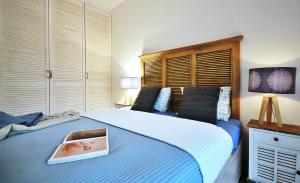 Posteľ alebo postele v izbe v ubytovaní SPA Polanki PARK Nemo Apartamenty Kołobrzeg