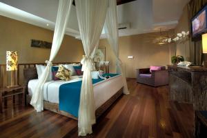 מיטה או מיטות בחדר ב-Kupu Kupu Jimbaran Beach Hotel & Spa by L’Occitane